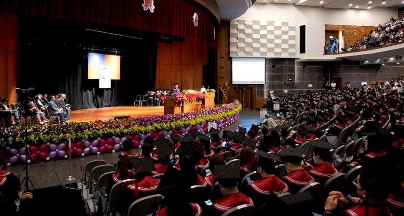 正修科大日間、進修部3場畢典歡送逾4000生 總統教育獎奮發向上周盧吉獲表揚