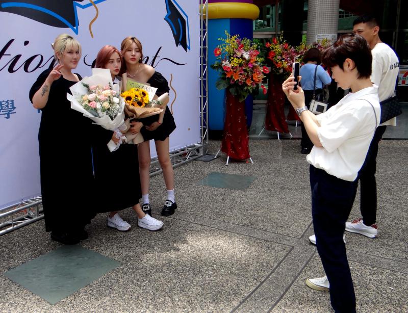 正修科大日間、進修部3場畢典歡送逾4000生 總統教育獎奮發向上周盧吉獲表揚