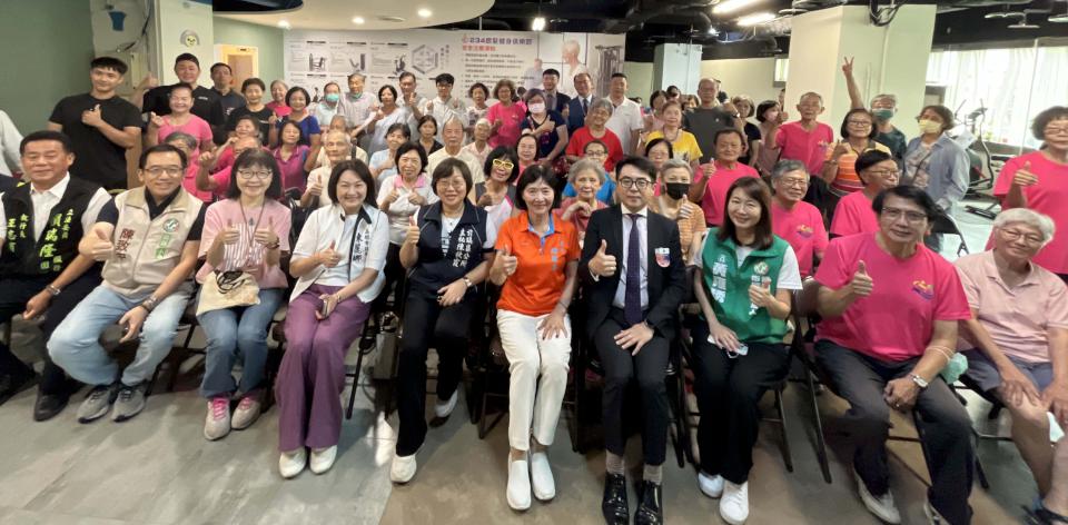 高市前鎮區盛興里爭取衛福部經費挹注 領先全台成立234銀髮健身俱樂部開幕迎賓