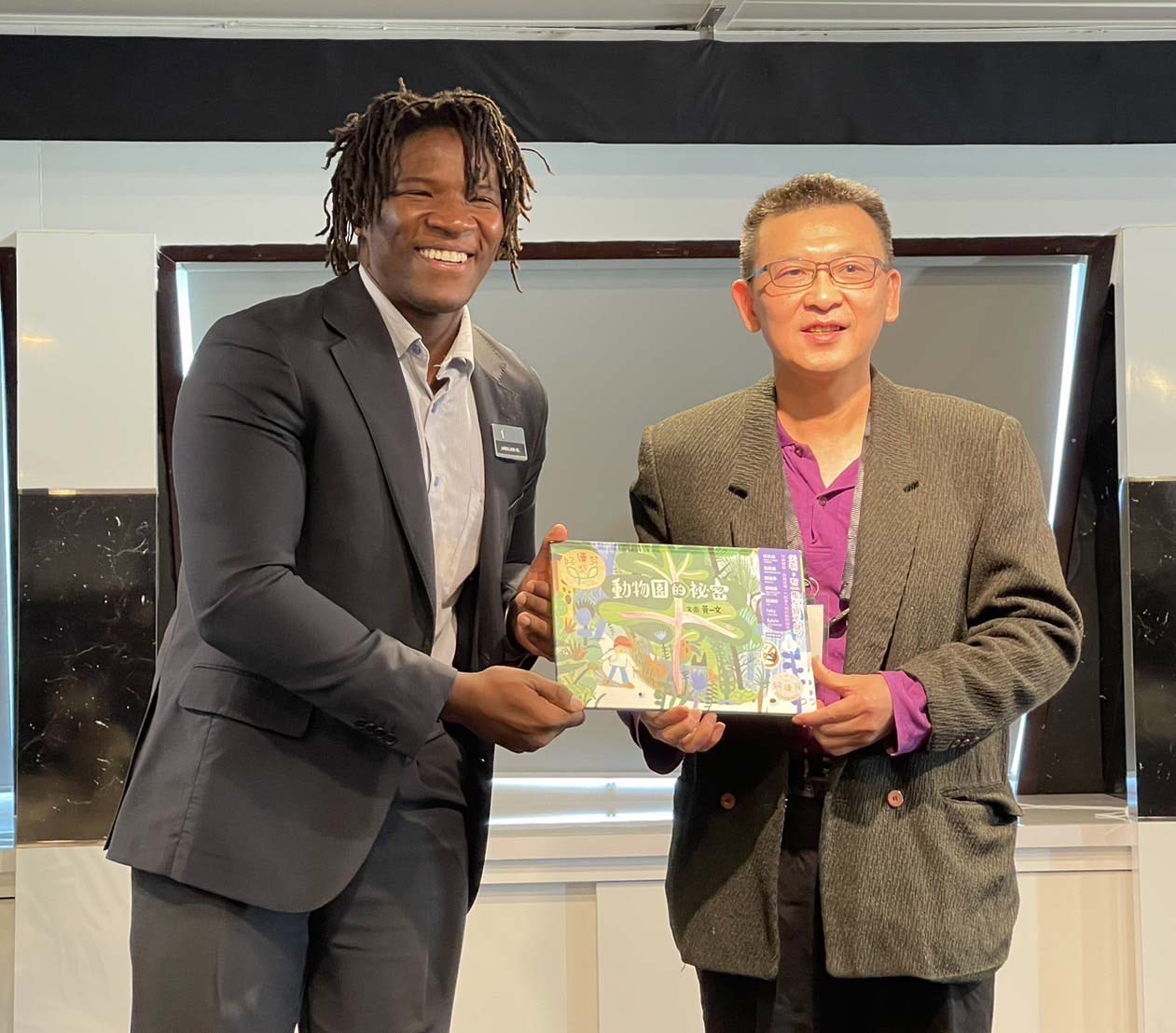 世界最大海上圖館船隊望樸號首靠高雄港 高市圖登船參訪贈書百冊