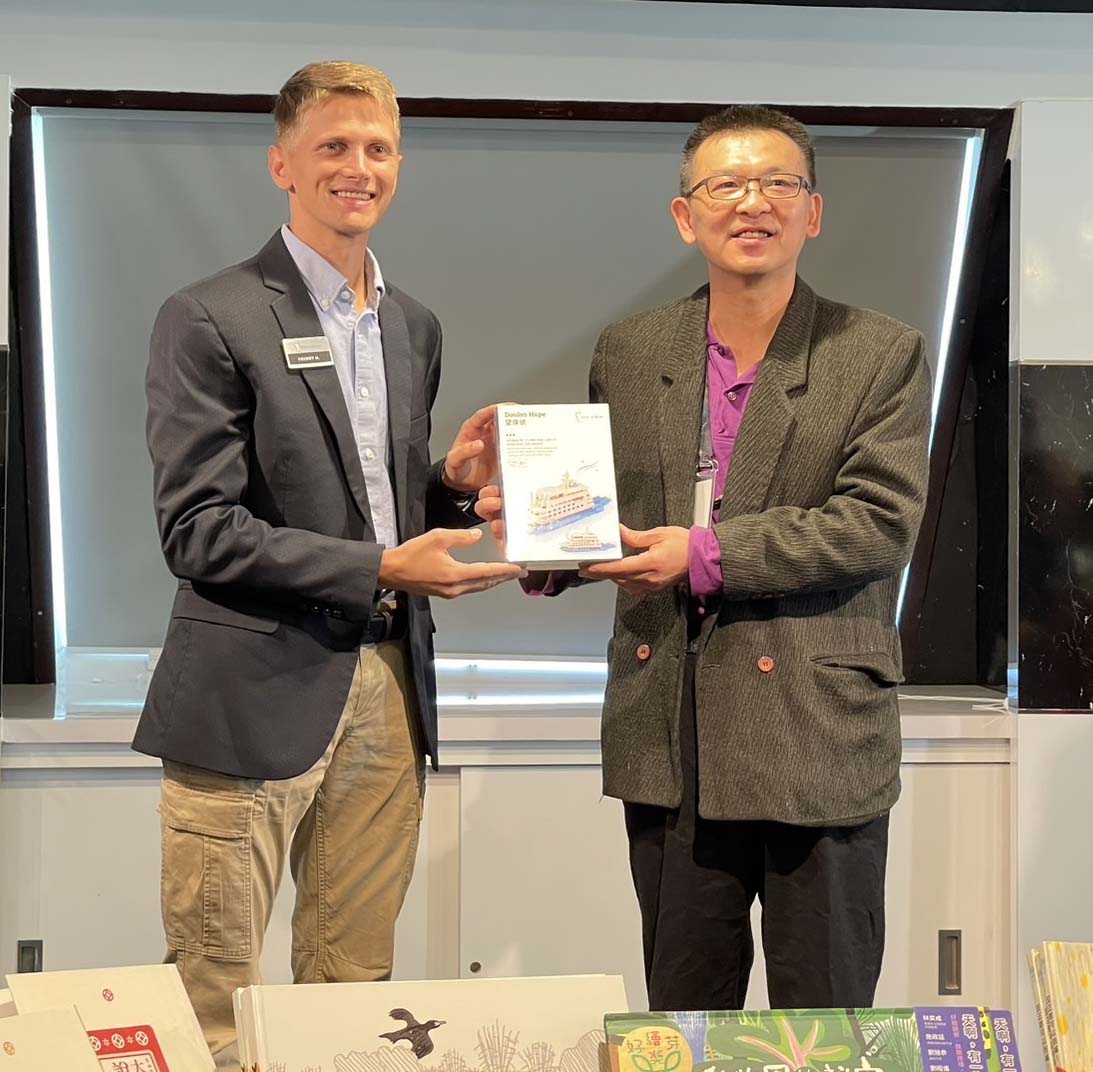 世界最大海上圖館船隊望樸號首靠高雄港 高市圖登船參訪贈書百冊