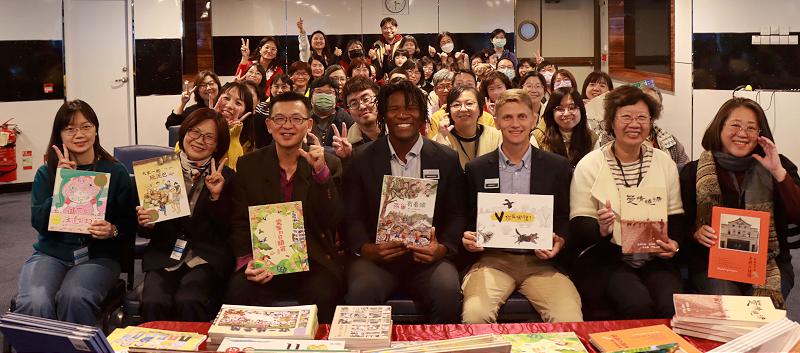 世界最大海上圖館船隊望樸號首靠高雄港 高市圖登船參訪贈書百冊