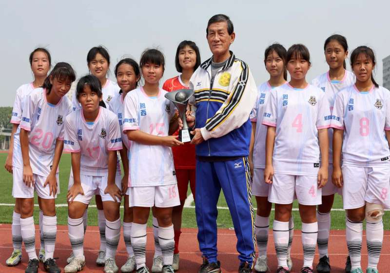 113學年度中等學校足球11人制聯賽 鳳西國中男女足隊踢下季軍、第五名