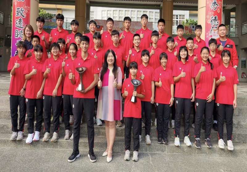 113學年度中等學校足球11人制聯賽 鳳西國中男女足隊踢下季軍、第五名