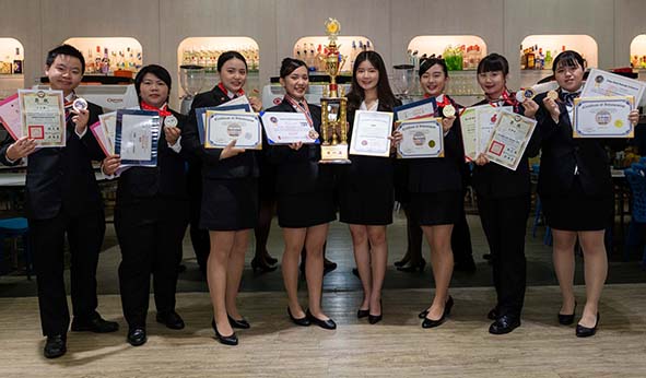 正修科大餐飲系近3個月參與調酒調飲雕花賽事 抱回8金4銀2銅4佳作3技優獎