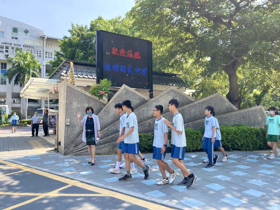 陽明國中通學步道創新視覺 狹窄樹穴變身連續綠帶舒適安全