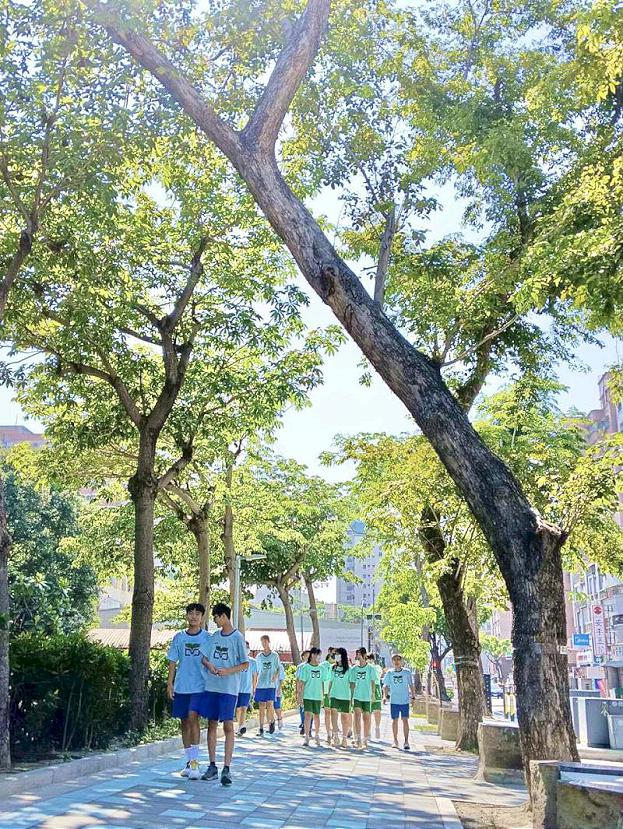 陽明國中通學步道創新視覺 狹窄樹穴變身連續綠帶舒適安全