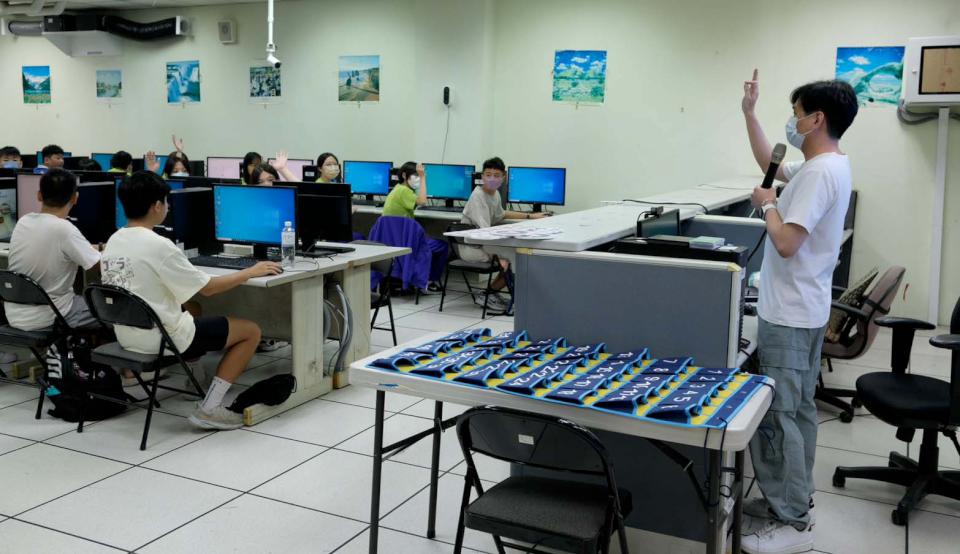 高市小港高中手攜手淡大推人工智慧資訊營隊 規劃工具應用等高一新生專屬課程