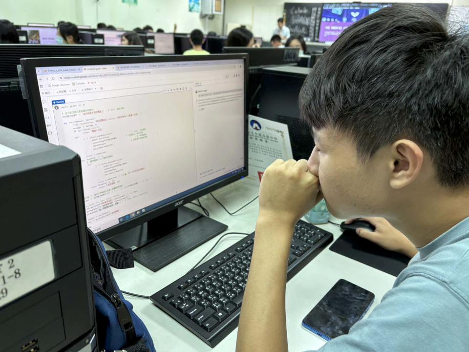 高市小港高中手攜手淡大推人工智慧資訊營隊 規劃工具應用等高一新生專屬課程