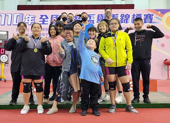 110年全國總統盃舉重錦標賽 鼓山高中舉重隊奪4金3銀1銅男女團體冠軍