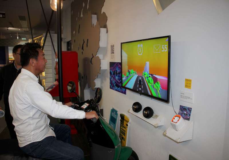 立委許智傑訪郵政博物館高雄館 試玩體感互動遊戲邀週日入館參觀