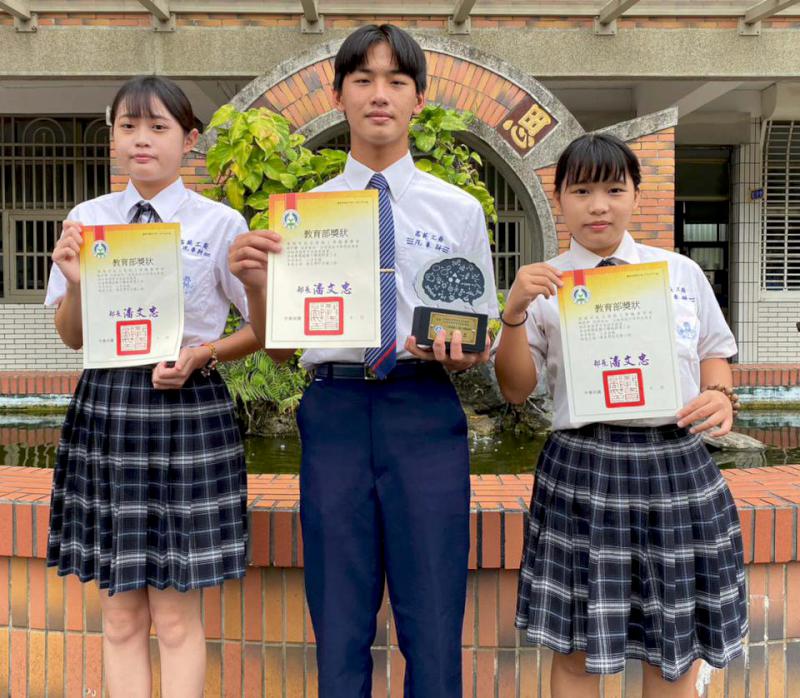 教育部112年全國高中專題創意製作賽 高英工商汽車科9師生合摘1銀1佳作