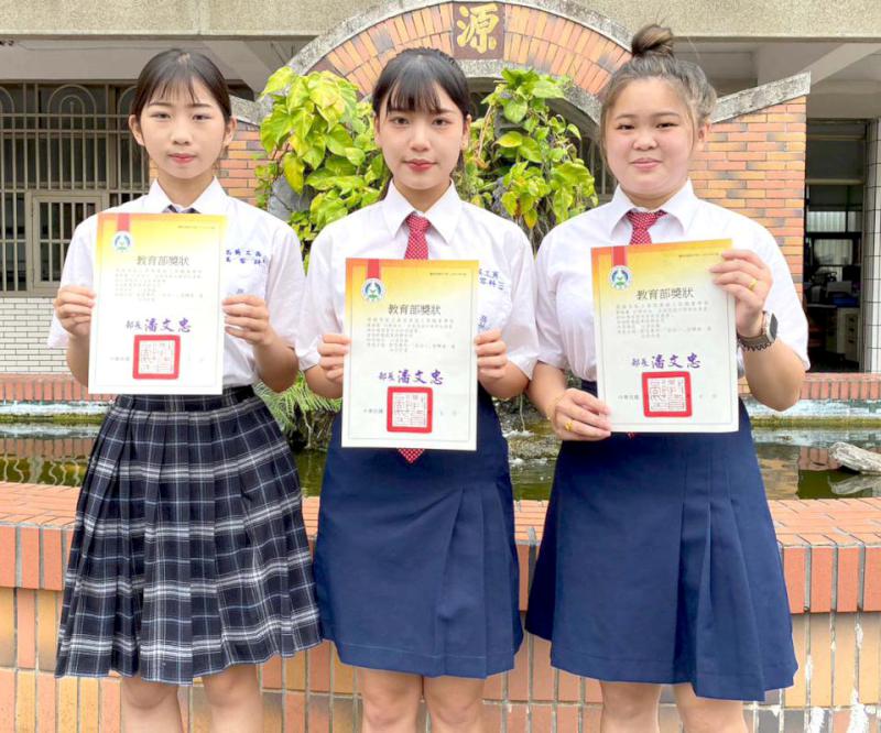 教育部112年全國高中專題創意製作賽 高英工商汽車科9師生合摘1銀1佳作