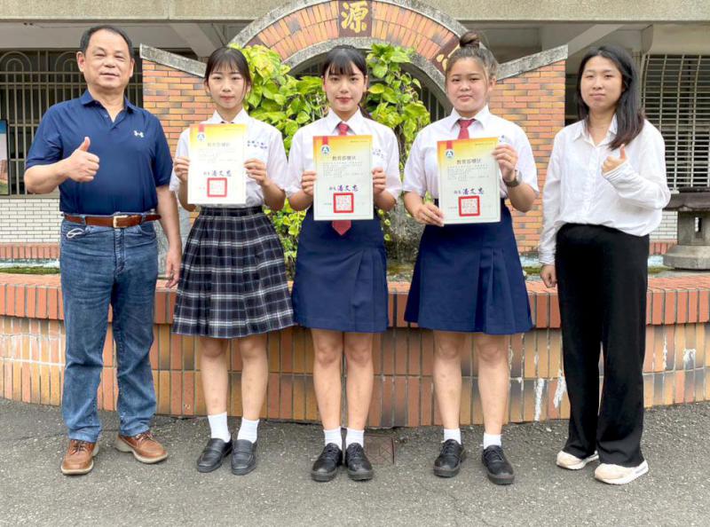 教育部112年全國高中專題創意製作賽 高英工商汽車科9師生合摘1銀1佳作