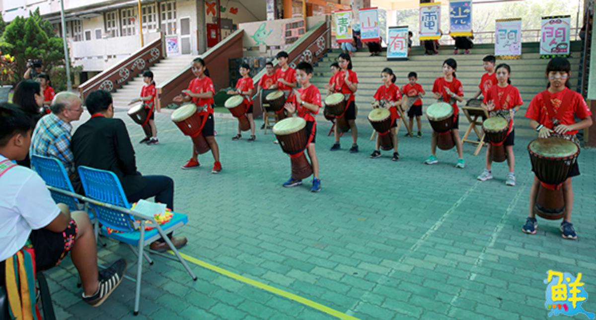 台東縣電光國小快閃訪高市青山國小 打擊樂PK非洲鼓觀摩交流