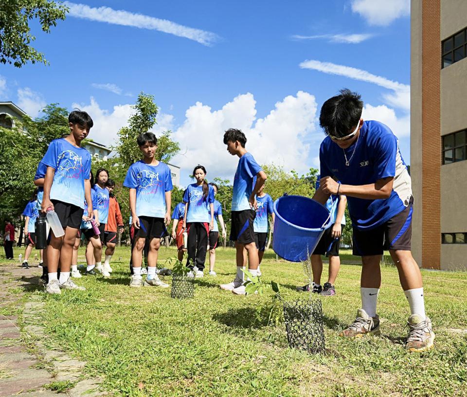 文府國中應屆畢業生總動員植樹 新約返校見證大樹成長