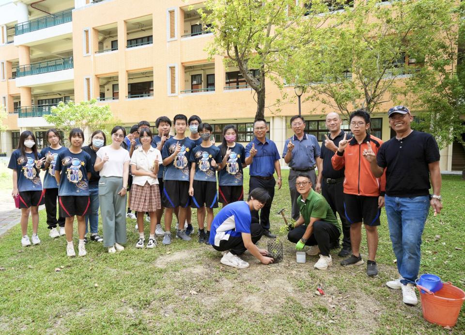 文府國中應屆畢業生總動員植樹 新約返校見證大樹成長