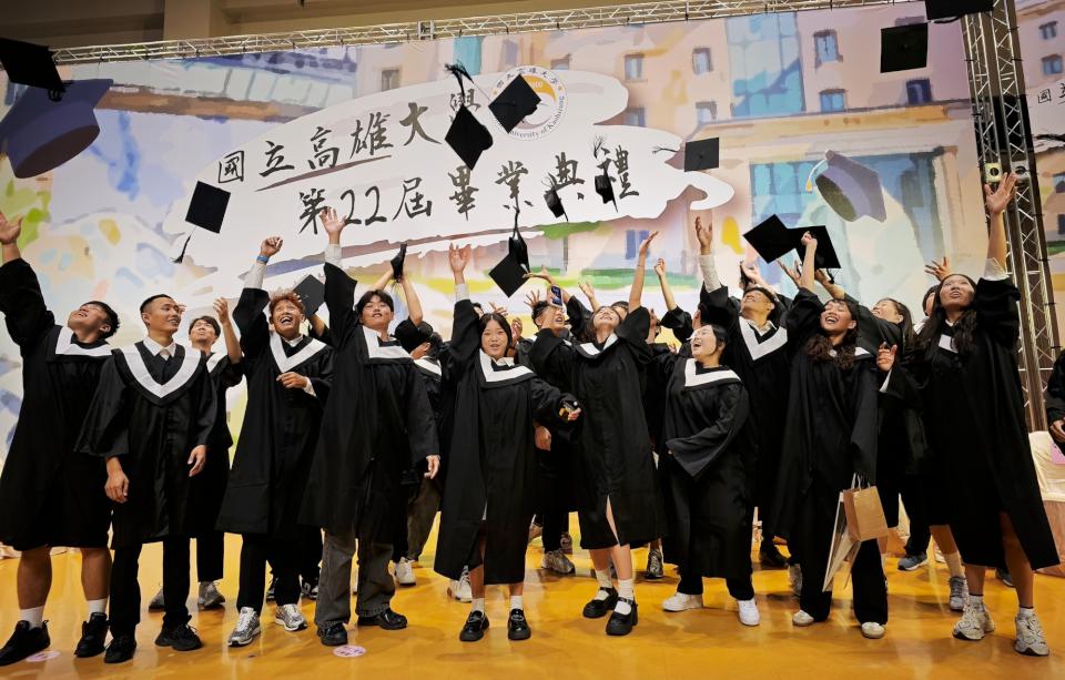 高大第22屆畢典 校長陳啟仁勉發揮勇氣責任影響力迎向未知未來