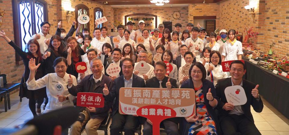 高餐大攜手百年餅店開設產業學苑23學員歡喜結業 最佳伴手禮前三名等團隊獲表揚