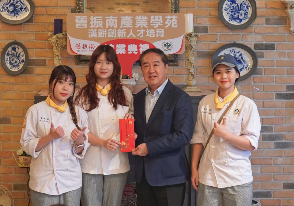 高餐大攜手百年餅店開設產業學苑23學員歡喜結業 最佳伴手禮前三名等團隊獲表揚