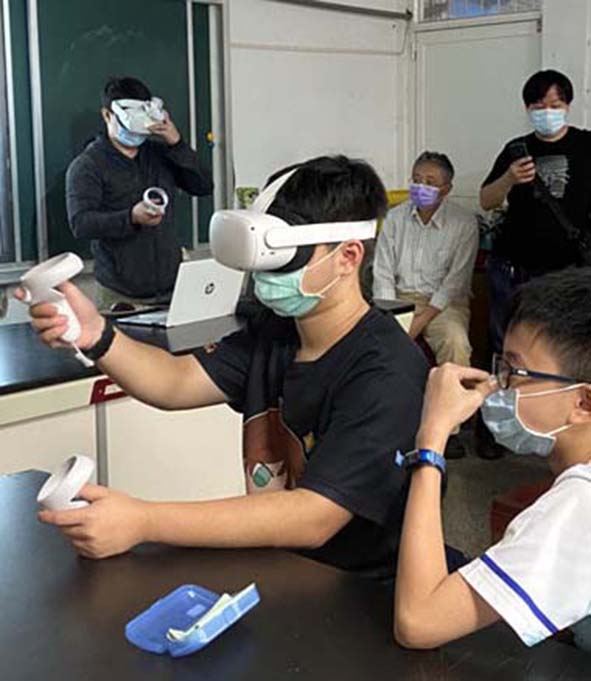 高市鳳山區鳳甲國中攜手高師大開發虛擬實境教材 捐贈頭戴式眼鏡營造沉浸式體驗