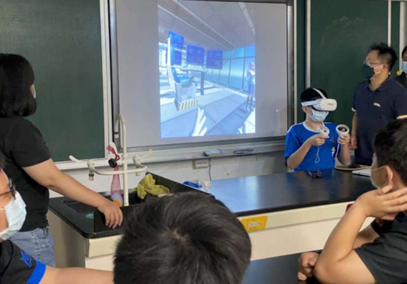 高市鳳山區鳳甲國中攜手高師大開發虛擬實境教材 捐贈頭戴式眼鏡營造沉浸式體驗