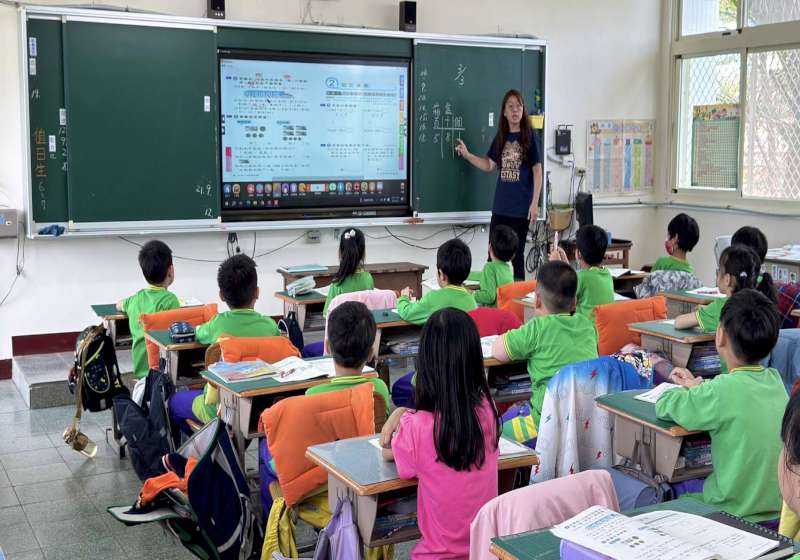 高市府斥資5億元 預計115年4月完成建置國中小高中職教室大型觸控顯示器