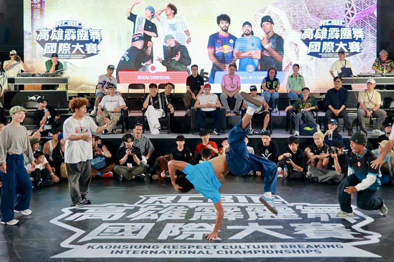 高市運發局2025年第3屆高雄霹靂舞國際大賽 陳其邁觀摩團體決賽表揚冠亞軍
