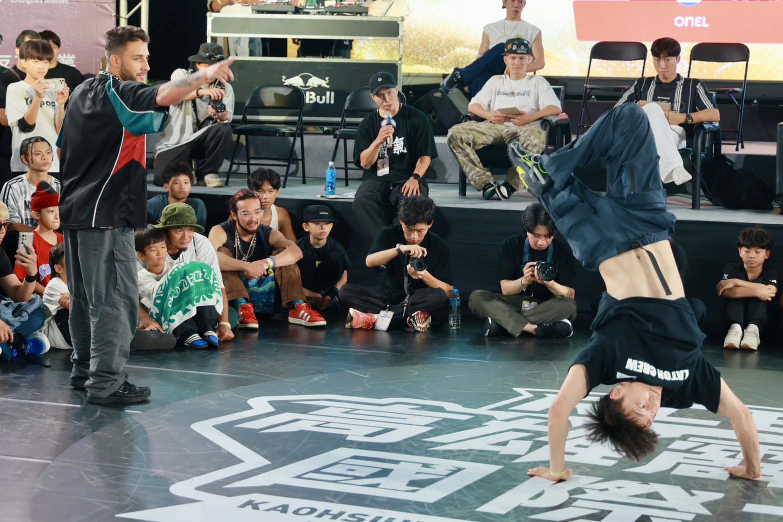 高市運發局2025年第3屆高雄霹靂舞國際大賽 陳其邁觀摩團體決賽表揚冠亞軍