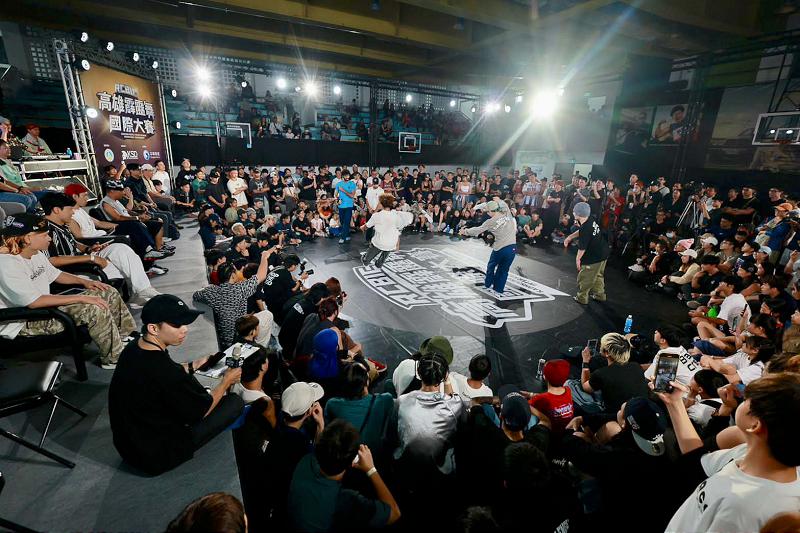 高市運發局2025年第3屆高雄霹靂舞國際大賽 陳其邁觀摩團體決賽表揚冠亞軍