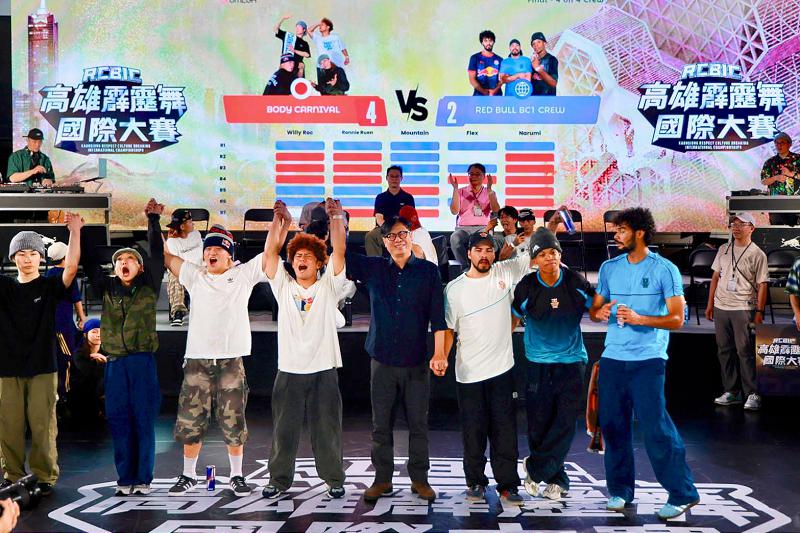 高市運發局2025年第3屆高雄霹靂舞國際大賽 陳其邁觀摩團體決賽表揚冠亞軍