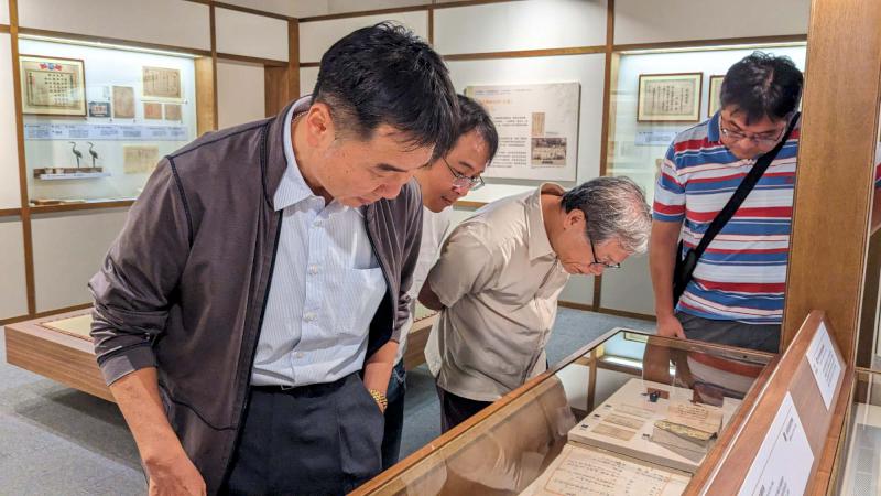 雄檢檢察長洪信旭、胞弟洪信嘉訪高史博觀展 見證家族六龜經商故事