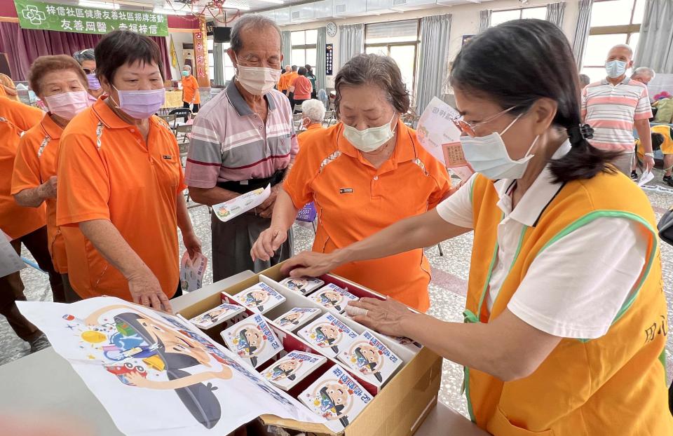 高市岡山醫院健康友善社區延伸梓官梓信里 銀齡歡樂派對闖關遊戲傳達衛教知識