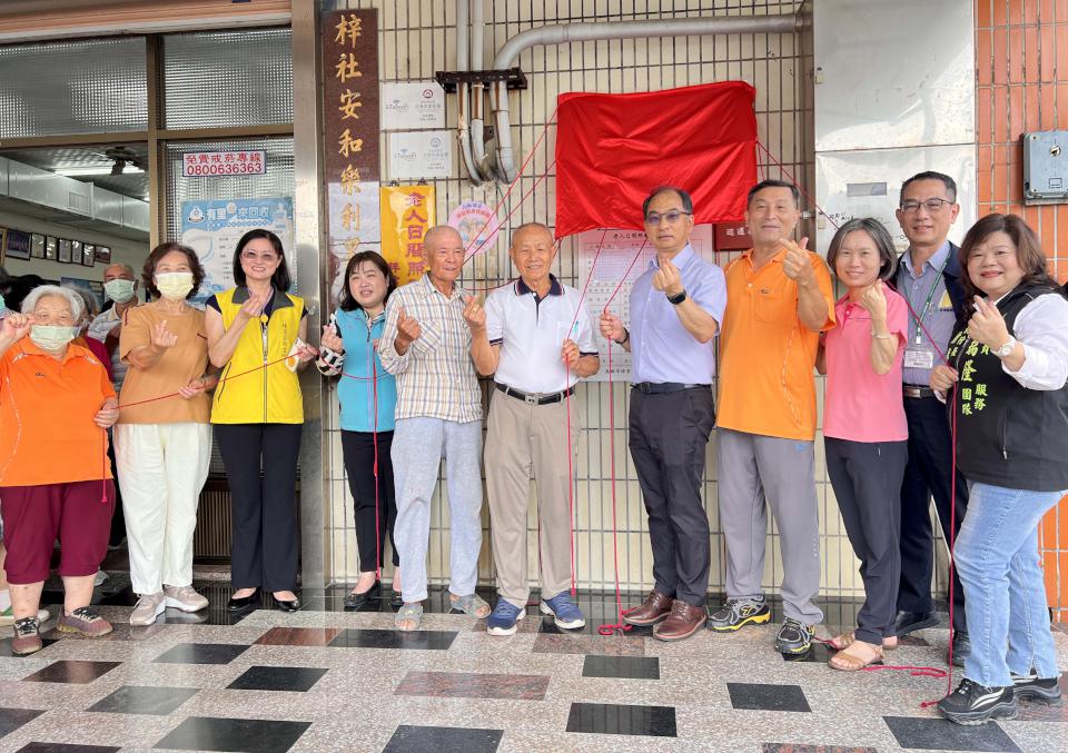 高市岡山醫院健康友善社區延伸梓官梓信里 銀齡歡樂派對闖關遊戲傳達衛教知識