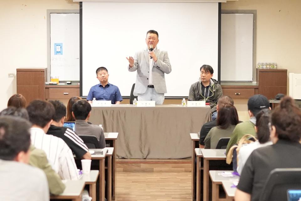 民進黨網路社群經營培訓高市首登場 副秘書長何博文勉學員學習新技術