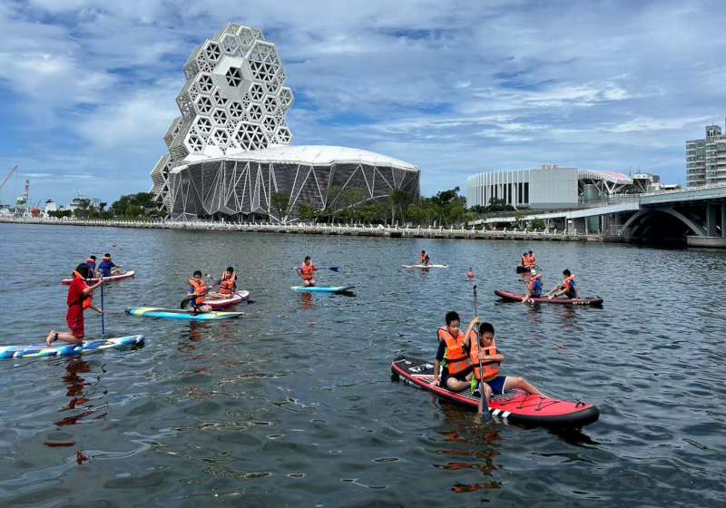 高雄愛河灣水樂園春節限定活動 預約報名立式划槳體驗贈限量好運福袋