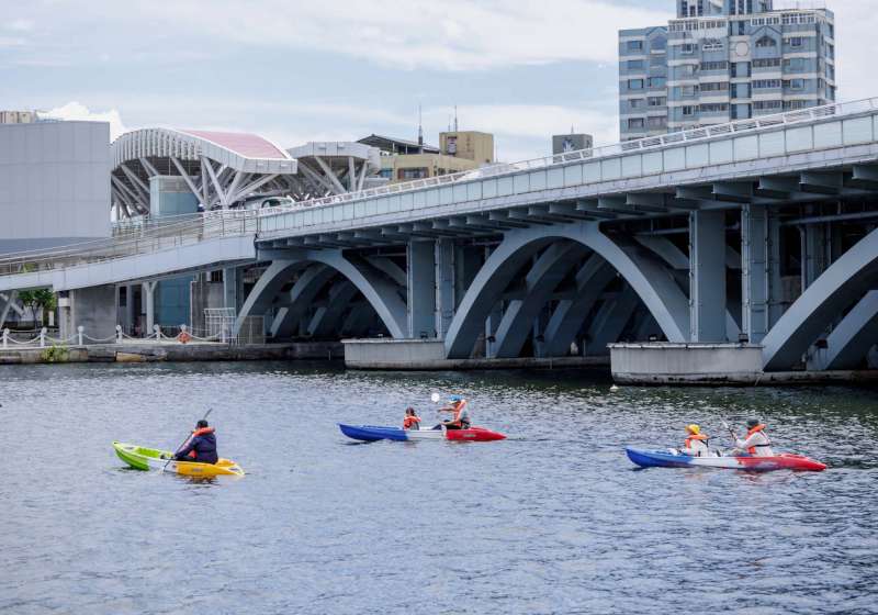 高雄愛河灣水樂園春節限定活動 預約報名立式划槳體驗贈限量好運福袋