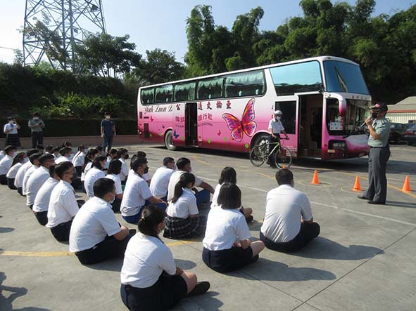 高英工商大型車輛逃生演練 模擬內輪差、駕駛視線死角強化危安