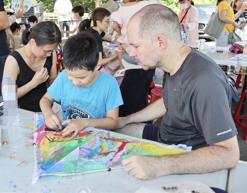 高市教育局親子風箏著色趴澄清湖景區登場 開放體驗放飛免費咖啡品嘗陪伴同樂