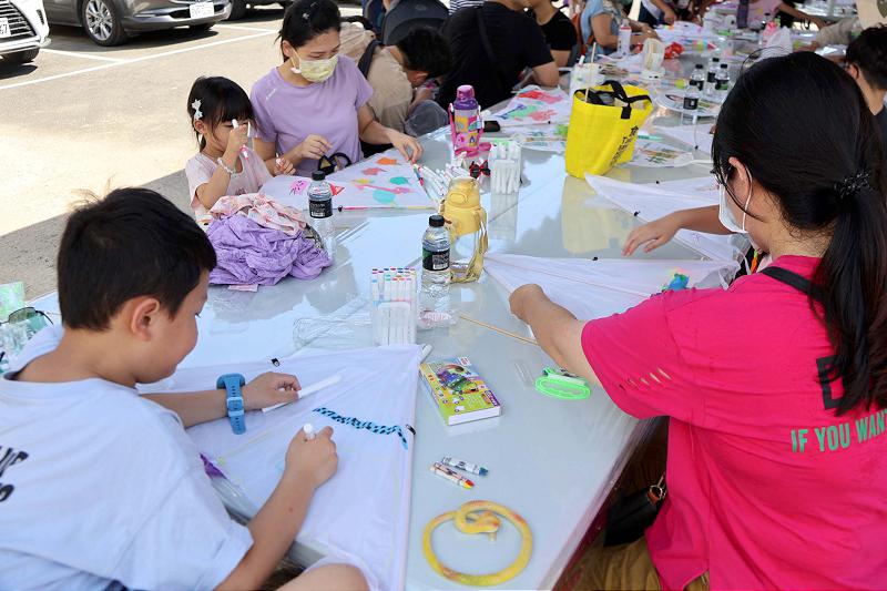 高市教育局親子風箏著色趴澄清湖景區登場 開放體驗放飛免費咖啡品嘗陪伴同樂