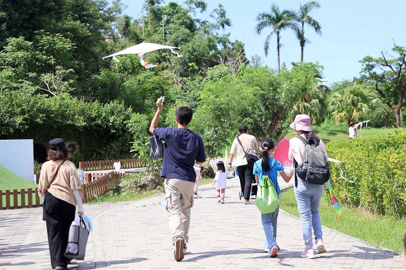 高市教育局親子風箏著色趴澄清湖景區登場 開放體驗放飛免費咖啡品嘗陪伴同樂