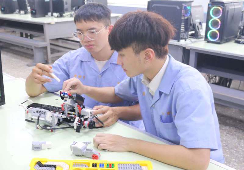 111學年度四技二專技優甄審入學 高英工商資訊科學生李振瑋錄取2國立1私立科大