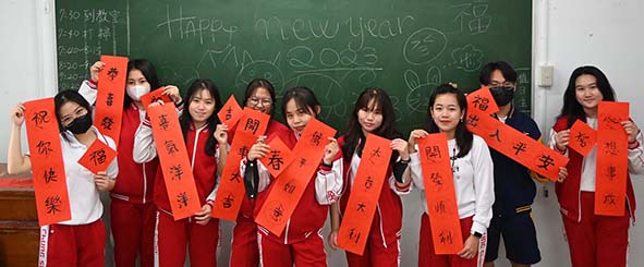 中山工商首辦僑生春節揮毫體驗活動 2主官平安喜樂、吉祥如獻上祝福