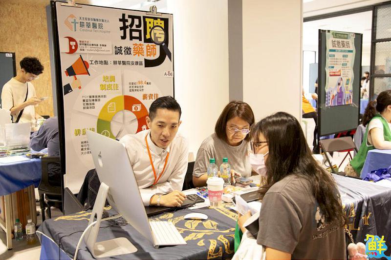 做學子們最堅實的後盾! 嘉藥「家叼底嘉」就博會攜百家企業助畢業生迎向職涯新篇章