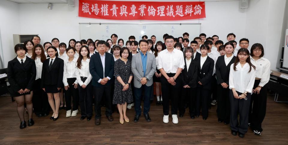 高大政法系職場權責與專業倫理課程辯論賽 學生分組自選議題展辯證團隊合作能力