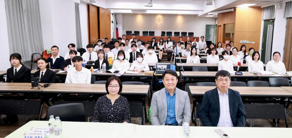 高大政法系職場權責與專業倫理課程辯論賽 學生分組自選議題展辯證團隊合作能力