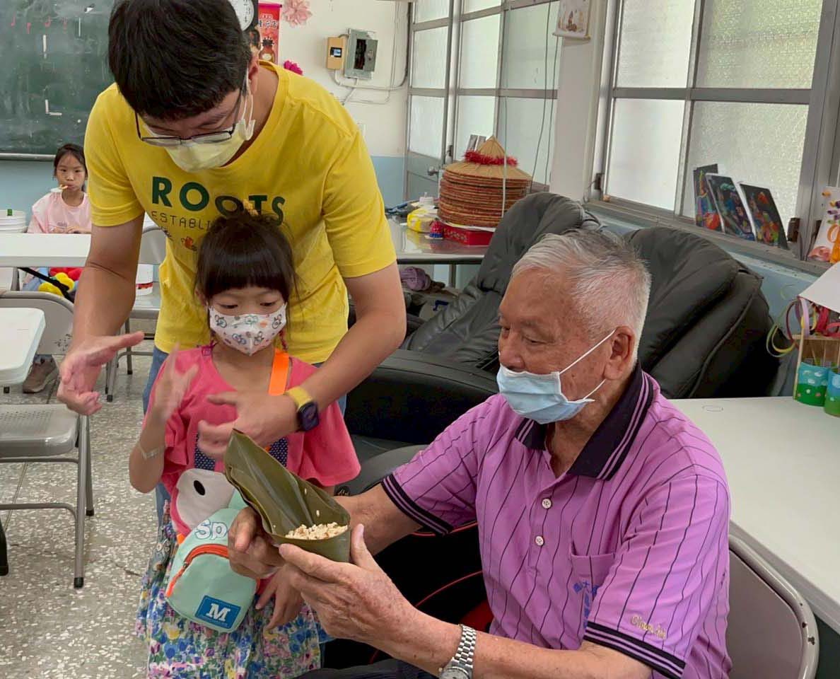 高師大大學社會責任計畫團隊前進田寮月世界 揪巡禮石灰岩惡地形體驗月桃葉綁粽