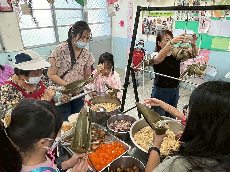 高師大大學社會責任計畫團隊前進田寮月世界 揪巡禮石灰岩惡地形體驗月桃葉綁粽