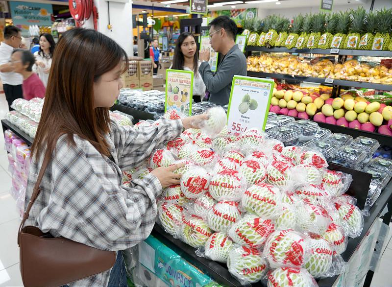 農業局114 年前進星馬推廣農產逾90場 台灣果食季、食品節主推高雄首選品牌