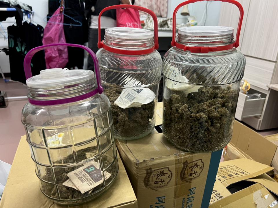 高市警局少年隊溯源毒品案 國道客運逮詐欺通緝犯扣大麻等證物送辦
